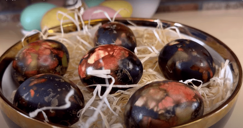 От "яиц дракона" до модного бежевого мрамора: как стильно покрасить яйца шелухой лука (ФОТО, ВИДЕО)