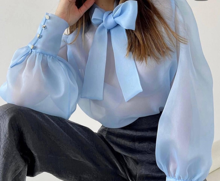 Підкреслять жіночність та індивідуальність: модні блузи весни-2025