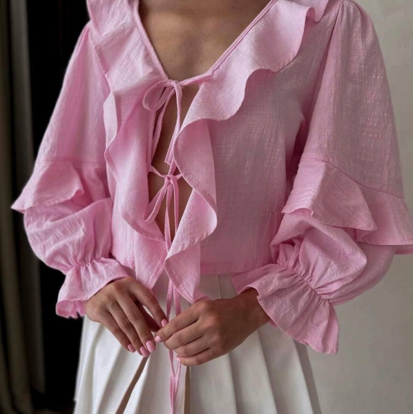 Підкреслять жіночність та індивідуальність: модні блузи весни-2025