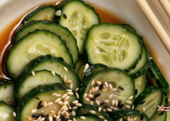 Попробуйте приготовить огурцы так – и вы перестанете заливать их сметаной: шеф-повар поделилась рецептом японского салата (ВИДЕО)