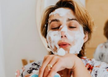 Поширені помилки у догляді за шкірою після 40 років, які прискорюють її старіння