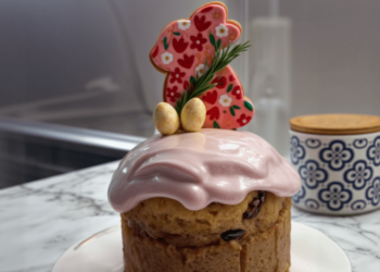 Самый быстрый и простой вариант глазури на паски: один ингредиент и две минуты (ВИДЕО)