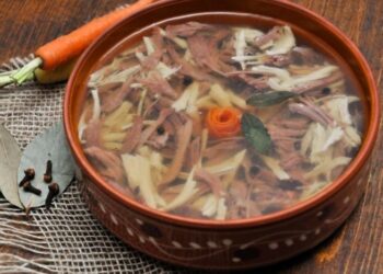 Сделайте так – и в вашем холодце не будет ни капли жира: простой трюк для прозрачной, как слеза, блюда (ВИДЕО)