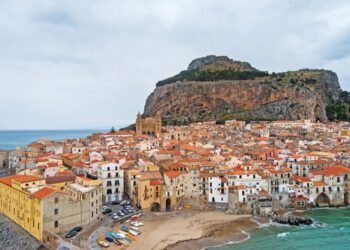 Симпатичне приморське містечко з піщаним пляжем дуже люблять італійці: чим воно цікаве