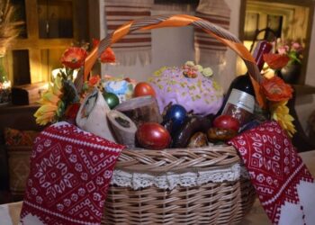 Составляем пасхальную корзину правильно: что освящать в церкви, а что оставить дома?