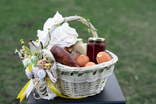 Составляем пасхальную корзину правильно: что освящать в церкви, а что оставить дома?