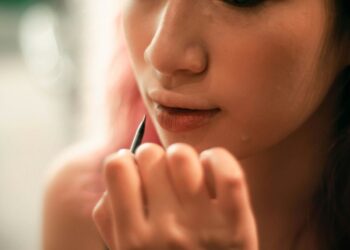 Трюк зі світлим олівцем, який допоможе зробити ваші губи візуально більшими