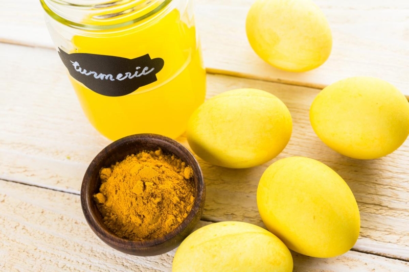 Великодні яйця без цибулиння: 5 дешевих натуральних барвників, які є у всіх