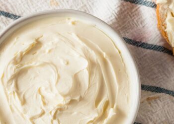 Всего 1 ингредиент – и у вас дома настоящий крем-сыр: значительно дешевле, чем магазинный (ВИДЕО)