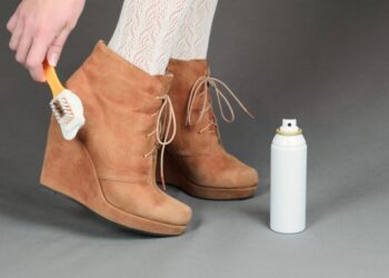 Замшеве взуття буде як нове: цей засіб є у кожної дівчини вдома