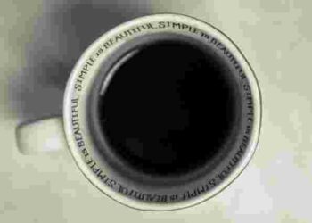 Пляма на сорочці від кави не зіпсує вам настрій: як вивести забруднення швидко і легко