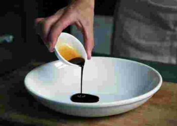 Кислинка з особливим присмаком: гід по найпопулярніших видах оцту та їх застосуванню