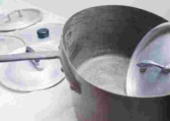 Як позбутися липкого жирного нальоту на кришках каструль: дієві способи