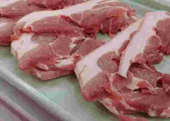 Свинина після варіння стає жорсткою, як гума: головні помилки приготування