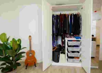 Як швидко позбутися затхлого запаху в шафі: прості та ефективні способи