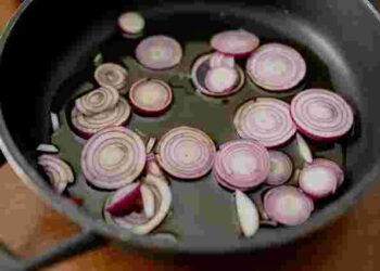 До золотистого кольору: як смажити цибулю, щоб вона не згоріла
