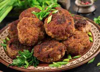 Щоб були соковиті, але не розвалювалися: скільки треба яєць для приготування котлет