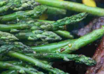 Як правильно зварити спаржу, щоб вона залишалась хрумкою: прості поради