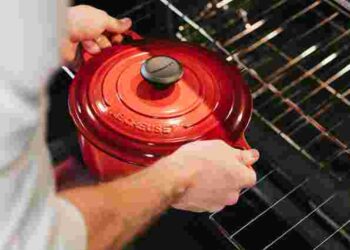 Знадобиться лише фольга: як очистити решітку від духовки