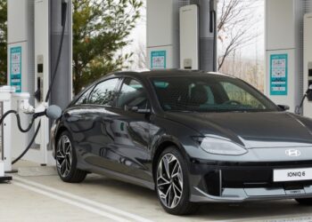 Hyundai та аеропорт Інчхон випробують роботів зі ШІ для зарядки електромобілів