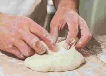 Невелика хитрість для текстури: для чого в тісто додають горілку