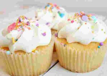 Знадобиться олія: що робити, щоб кекси не прилипали до паперових формочок