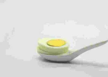 Чому на жовток вареного яйця стає сірим і чи варто хвилюватися