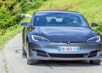 Продажі Tesla в Європі впали на 49%