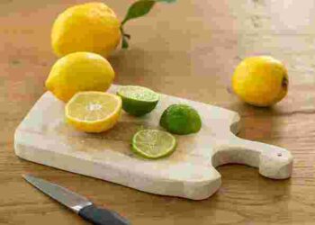 Ніяких мікробів: як почистити дерев’яні дошки за допомогою продуктів, що є на кухні