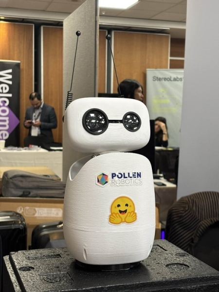 Компанія Hugging Face представила гуманоїдного робота HopeJR і настільного міні-дроїда Reachy Mini