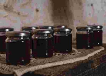 Все ще безпечно: скільки років можна зберігати соління та компоти