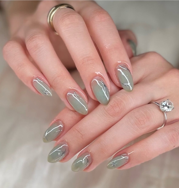 Аквамаринові нігті &mdash; головний б'юті-тренд літа 2025