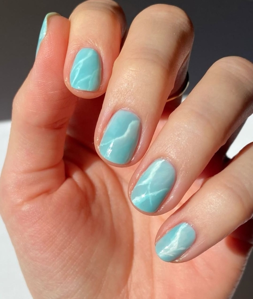 Аквамаринові нігті &mdash; головний б'юті-тренд літа 2025