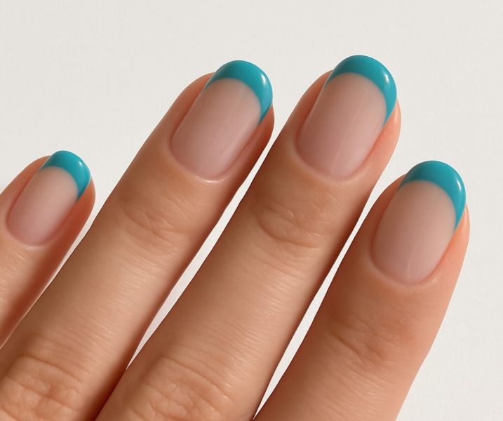 Аквамаринові нігті &mdash; головний б'юті-тренд літа 2025