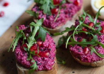 Берем свеклу и немного рыбки: рецепт вкуснейшей закуски за копейки (ВИДЕО)