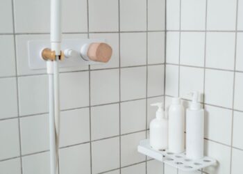 Б’юті-експерти розповіли, у чому реальна різниця між дешевими та дорогими шампунями