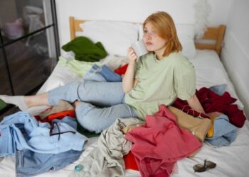 Цей одяг “потворить” фігуру, навіть якщо вона ідеальна: 5 речей, яким час на смітник