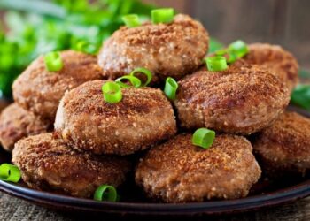 Чем посыпать фарш, чтобы котлеты получились идеальными: будут сочными, румяными и точно не развалятся.