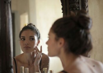 Чи можна «перегодувати» шкіру, і чому від надлишку догляду з’являються акне і дерматит