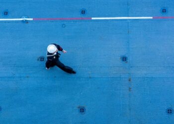 Чи знали ви, чому раніше моряки носили розкльошені штани, а не звичайні як зараз