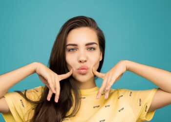 Чому постійно сохнуть губи: кілька поширених причин