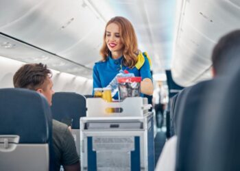 Чому у стюардес завжди яскраво-червона помада: бортпровідниця дала несподіване пояснення