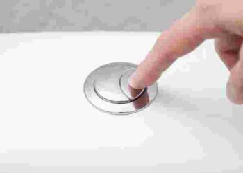 Навіщо потрібні дві кнопки на бачку унітаза: ви могли про це не знати