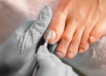 Експерти порадили не робити педикюр гель-лаком хоча б узимку. І ось чому