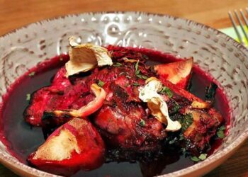 Это старинное украинское блюдо достойно праздничного стола: мясо просто тает во рту (ВИДЕО)