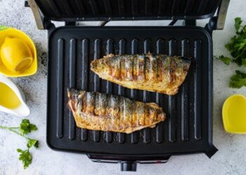 Этот маринад делает рыбку фантастически вкусной: как запечь скумбрию с золотистой корочкой (ВИДЕО)