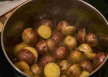 Щоб не зіпсувати смак: коли найкраще солити картоплю