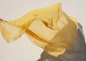 Хіт літа: як одним аксесуаром зробити майки і футболки стильними