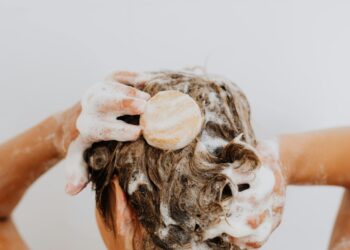 Хитрощі, які допоможуть зберегти чистоту волосся довше