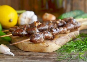 Идеальная экономная закуска для сезона мангала: отличные шашлычки из куриных сердец (ВИДЕО)